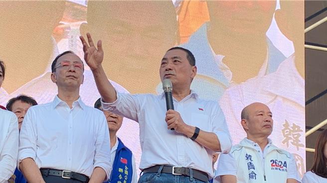 侯友宜(中)说明年总统大选是战争与和平的选择呼吁大家支持一心只想维护台湾永久和平的「和平侯友宜」。曾雪蒨摄