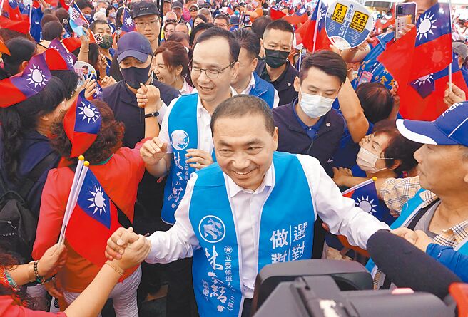 國民黨總統參選人侯友宜（前中）與黨主席朱立倫（中後）4日參加立委參選人林金結的造勢活動，並熱情地與支持者握手致意。（姚志平攝）