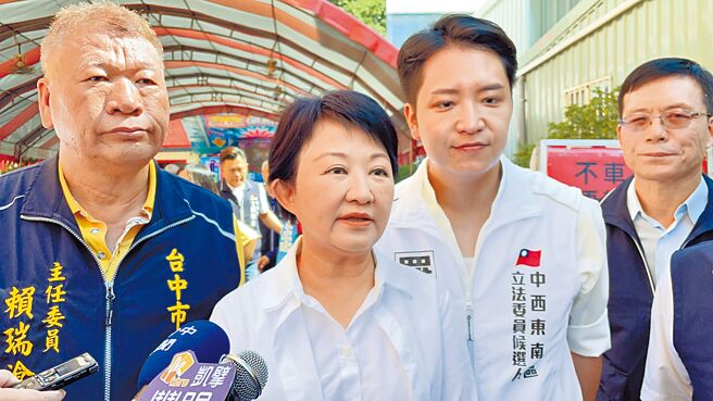 台中市長盧秀燕（左二）4日到西區興農宮贈匾，提到藍白合只要有決心、存好心，最後一定有好的結果。（張亦惠攝）