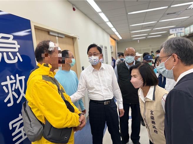 張善政晚間直奔宜蘭探視翻車的環保志工團，允諾全力提供協助。(桃市府提供／蔡依珍桃園傳真)