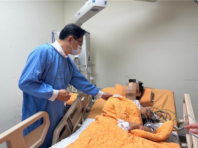 張善政晚間直奔宜蘭探視翻車的環保志工團，允諾全力提供協助。(桃市府提供／蔡依珍桃園傳真)