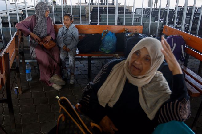 以色列拒绝哈玛斯后送受伤战士 拉法关卡暂停人员撤离。图为在拉法关卡等待的民眾(图/路透)