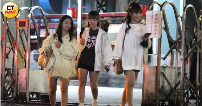 琳妲（右起）、十元、雅涵结束工作，一路上有说有笑，脸上丝毫看不出疲惫。（图／本刊摄影组）