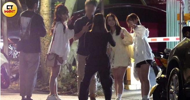 被眼尖粉丝认出来，3人亲切答应大合照。（图／本刊摄影组）