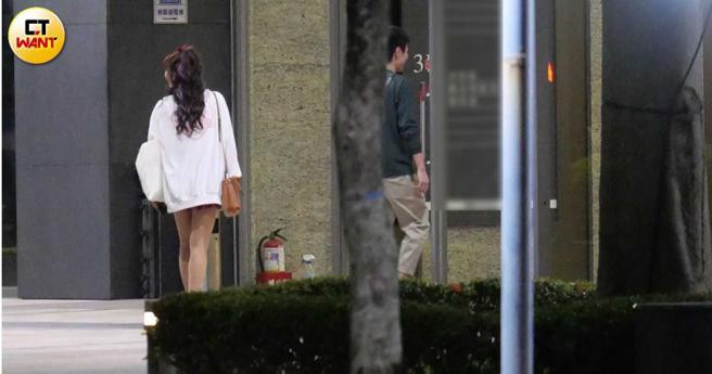 离开后，琳妲与疑似经纪人的男子再度前往另一处商办大楼。（图／本刊摄影组）