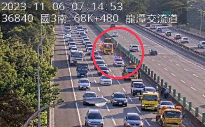 國道3號南下68.4公里、龍潭交流道路段今清晨發生一起5車追撞事故。（ 翻攝畫面/ 截自「高速公路1968」）