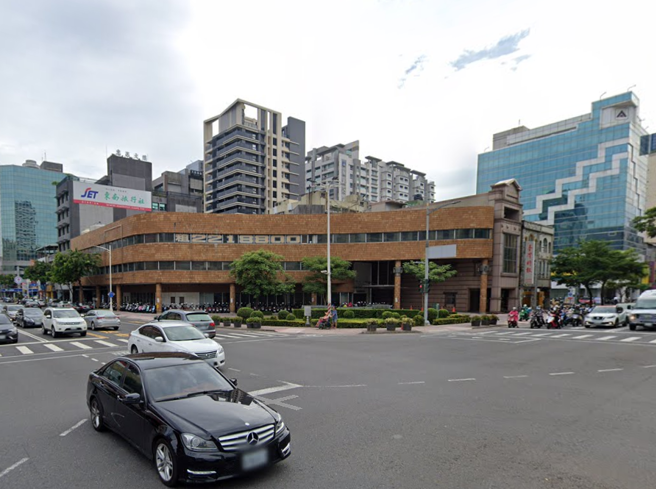 位在高雄市区的「主妇商场」，閒置20多年后将由商务旅馆承租。（翻摄Google Map）