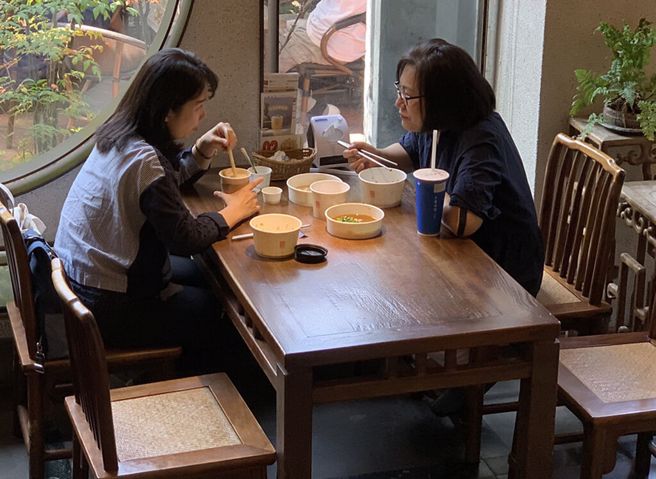 一名网友近日针对消费者自行刷QR code点餐、自行买单，后续却仍被收取10%服务费一事表达不合理之处。（示意图 / 中时资料照）