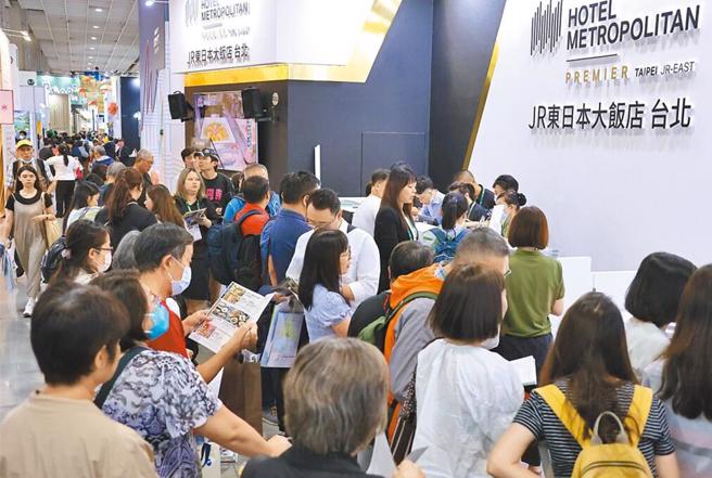 台北国际旅展6日最后一天，想抢便宜、看行程民眾可把握。（罗永铭摄）