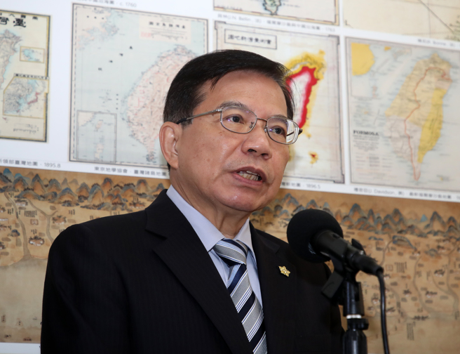 交通部长王国材在立法院受访谈及宜兰太平山游览车翻车事故。（刘宗龙摄）