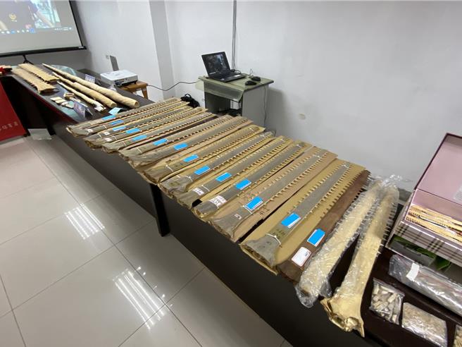 海洋保育署与海巡署侦防分署台南查缉队等单位前于2021年3月15日于台中市查获许多鲨鱼剑（图）及锯鳐吻部牙齿，台南地检署2023年9月依违反「野生动物保育法」规定，针对业者于网路拍卖网站贩售鲨鱼剑案提起公诉。（海洋保育署提供／林瑞益高雄传真）