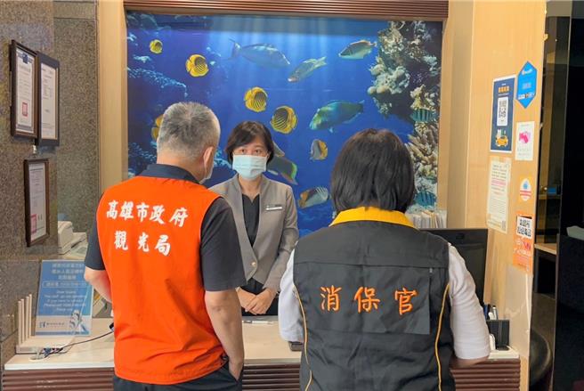 高市府观光局联合消保官办理旅宿业房价专案稽查符合规定旅馆（鲔鱼家族饭店盐埕馆）。（柯宗纬翻摄）