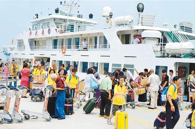 大陆出入境管理局今研究出台10项出入境政策措施，「进一步促进闽台人员往来、便利台胞在闽居住生活，深化两岸各领域融合发展」。图为旅客乘坐金厦航线邮轮往返两岸。（中新社资料照片）