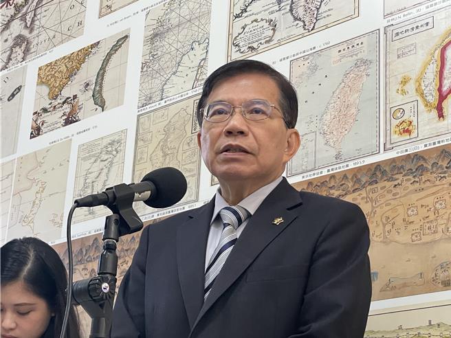 交通部長王國材在立法院受訪時表示，無號誌路口將列入執法取締重點，逐步洗刷行人地獄汙名。（蔡亞樺攝）