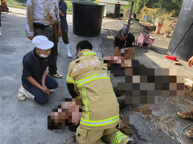 台南市新化區成功醬油廠3名員工，6日上午清理醬油槽時，突然全數昏倒跌落槽內。市府消防局救護人員到場後，立即進行心肺復甦術。（讀者提供／洪榮志台南傳真）