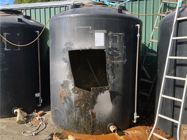 台南市新化區成功醬油廠3名員工，6日上午清理醬油槽時，突然全數昏倒跌落槽內。市府消防局救護人員到場時，廠方已先破壞醬油桶協助救人。（讀者提供／洪榮志台南傳真）