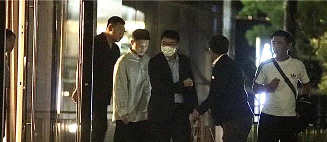 国民党立委参选人徐巧芯质疑，梁文杰10月27日晚间进入招待所且有女陪侍。（徐巧芯提供）