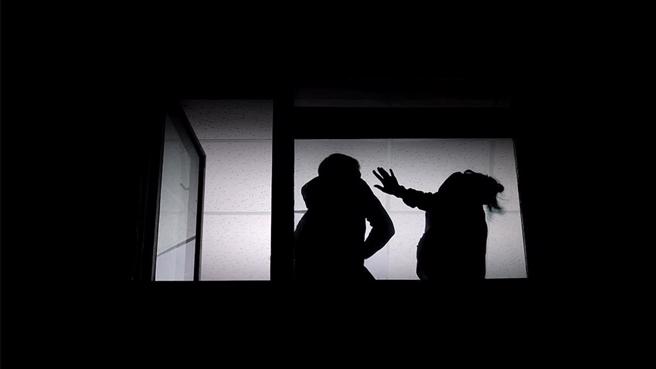 據了解，阿佳丈夫自染上毒癮後不僅家暴，甚至幾次當阿佳面前猥褻當時未有2歲的小女兒，更隨著服從次數增多，反倒使其暴行愈發變本加厲。（示意圖 / shutterstock）