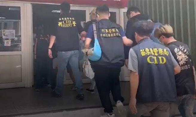 刑事局中打8月间搜索苗栗、新竹地区，逮获10名诈骗集团犯嫌。(警方提供)