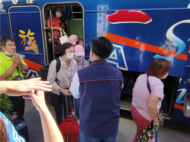 桃園市八德區廣德里71名環保志工5日乘2遊覽車前往宜蘭太平山參訪，發生意外釀1死38傷，其中40名志工日先行返回桃園。（賴佑維攝）