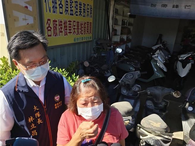 桃園市八德區廣德里71名環保志工5日乘2遊覽車前往宜蘭太平山參訪，發生意外釀1死38傷，潘姓婦人（右）難過說，死者是她好朋友，不捨意外發生。（賴佑維攝）