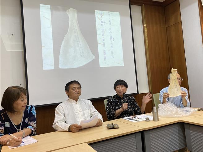 陽明大學教授張曉風（右二）展示自己的甲骨文教具。（林志成攝）