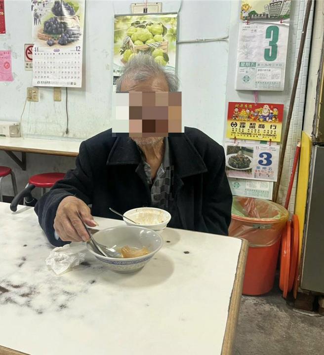 桃园廖姓老翁日前独家搭客运南下台中东势，终于吃到家乡味肉圆。（警方提供）