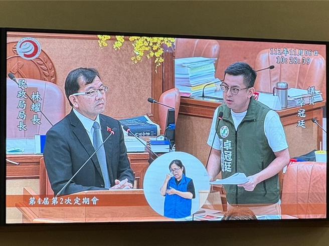 新北市議員卓冠廷發現，新北鄰長交通補助每月1500元，在新北排名倒數第二，要新北市檢討。（柯毓庭攝）