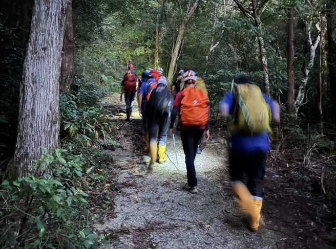 消防獲報隨即派遣10車35人上山搜救，搜救隊員後歷經7小時崎嶇山路將患者搬運下山，緊急送醫搶救後仍不治。（圖 / 劉詠韻翻攝）