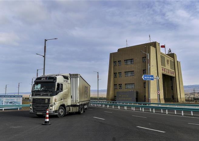 新疆自由贸易试验区1日挂牌成立，这也是大陆在西北沿边地区设立的首个自贸试验区。图为新疆阿拉山口口岸。（摘自中新社）