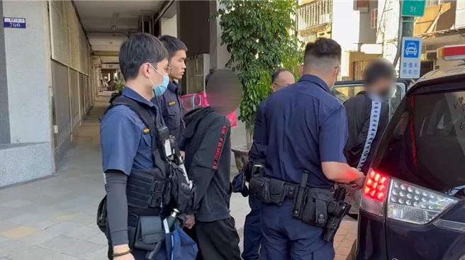 台中市二分局員警跨區到后里查緝車手，當場將2人依詐欺現行犯逮捕，全案訊問後將2嫌依詐欺罪、洗錢防制法等移送。（台中市第二分局提供／馮惠宜台中傳真）