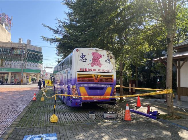 肇事游览车在6日凌晨被拖至宜警三星分局前广场暂置。（民眾提供／吴佩蓉宜兰传真）