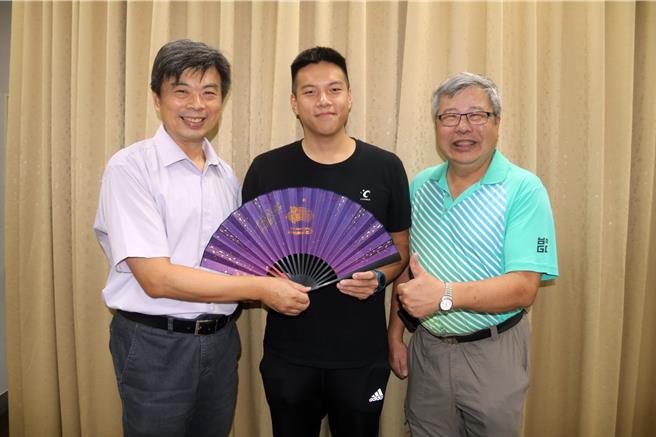 台湾最速男杨俊瀚经纪人张凯杰(中)到弘光科大物理治疗系赠送亚运纪念品。（陈淑娥摄）