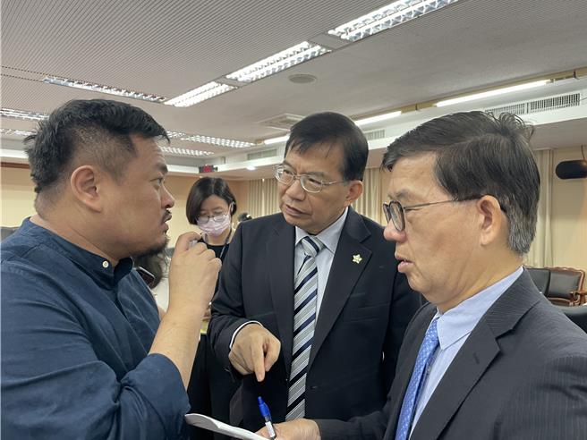 交通部长王国材出席立法院交通委员会「道路交通安全基本法」修正草案审议会议，中场休息与立委讨论相关法案。（蔡亚桦摄）