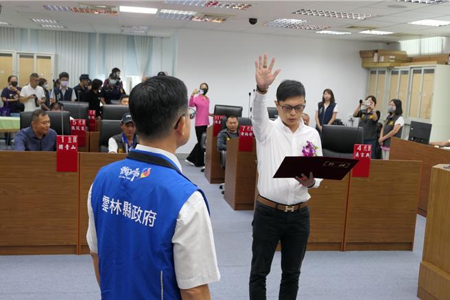 云林县麦寮乡乡民代表当选人陈宏吉（前右举手者），涉嫌去年选举期间暴力妨害他人选举，遭云林地检署提起公诉，交保后6日在麦寮乡代会宣誓就职。（张朝欣摄）