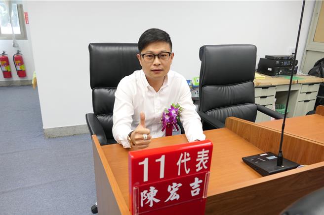 云林县麦寮乡乡民代表当选人陈宏吉（见图），涉嫌去年选举期间暴力妨害他人选举，遭云林地检署提起公诉，6日在麦寮乡代会宣誓就职，强调司法会还他清白。（张朝欣摄）