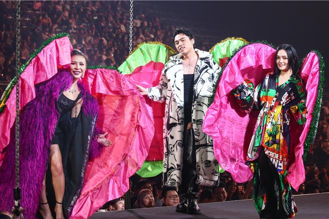 徐佳瑩（右起）5日在演唱會上與HUSH及艾怡良扮成蚌殼精。（鄧博仁攝）