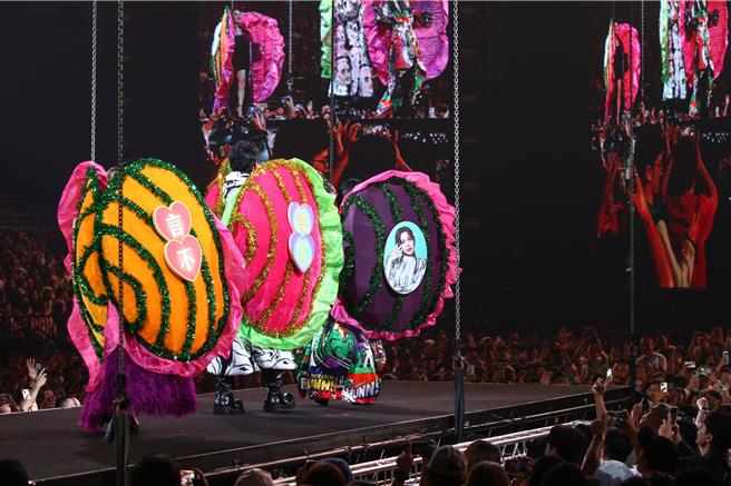 徐佳瑩（右起）5日在演唱會上與HUSH及艾怡良扮成蚌殼精。（鄧博仁攝）