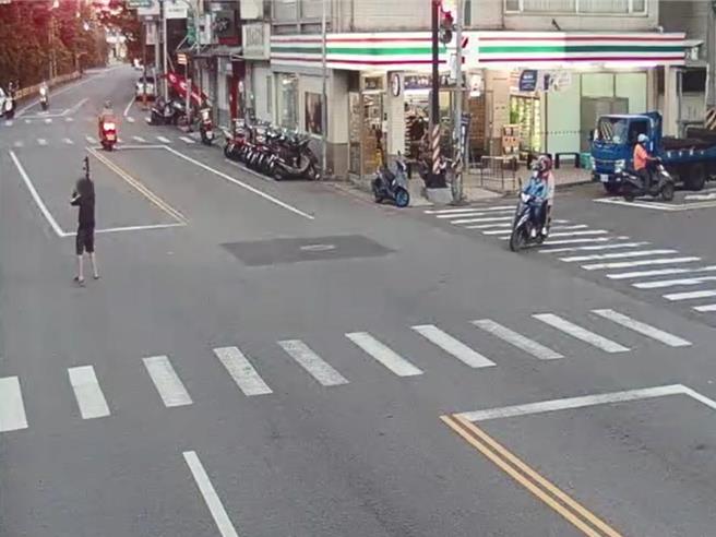 郭男持水彈槍市場周邊狂射，竟是幫鳥友找走失鸚鵡。(警方提供／呂筱蟬桃園傳真)