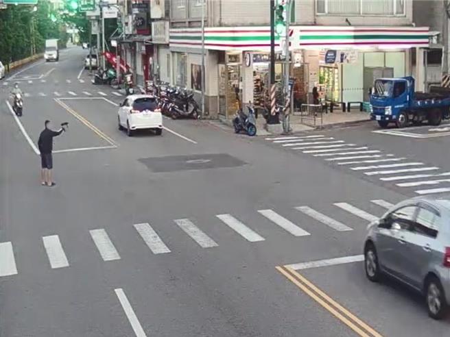 郭男持水彈槍市場周邊狂射，竟是幫鳥友找走失鸚鵡。(警方提供／呂筱蟬桃園傳真)