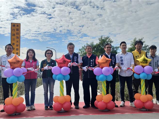 筏子溪水岸廊道南屯与乌日间有1段因腹地受限及地势高低未串接，台中市水利局投入3000万经费新辟400公尺长堤岸廊道衔接上下游动线，6日举办启用典礼，包括台中市副市长黄国荣（左四）与多位议员一同剪彩。（潘虹恩摄）