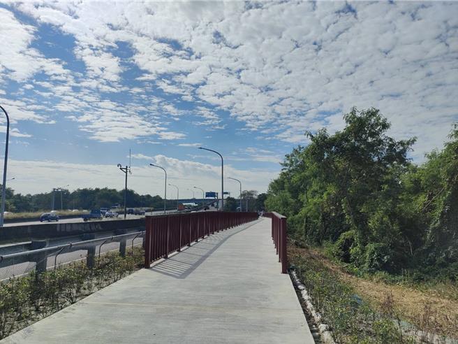 筏子溪水岸廊道为台中市近年新地标，不过南屯与乌日间有1段因腹地受限及地势高低无法串接，台中市水利局投入3000万经费新辟400公尺长堤岸廊道衔接上下游动线，6日举办启用典礼。（潘虹恩摄）