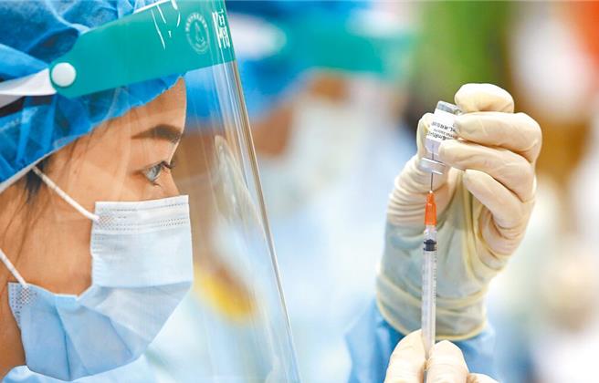 卫福部医福会今宣布，明年起，非公职护理师也将一併加薪4％，平均每人加1500～2500元，将由各医院作业基金支应。（本报资料照）