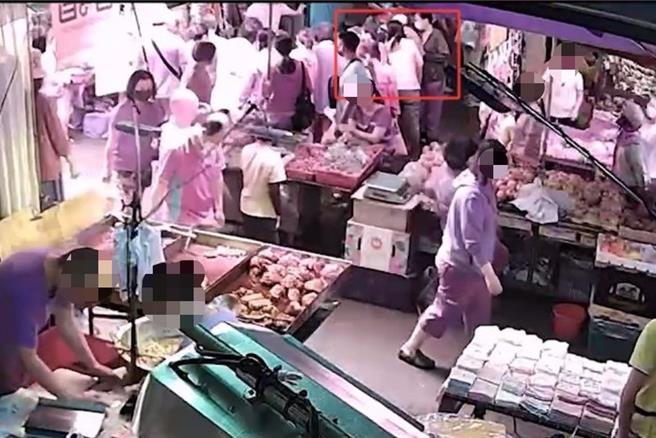 林姓女子（红圈处）和林姓男友锁定高雄小港区二苓市场的人潮，10月陆续犯下4起菜篮族钱包窃案，总计窃走1万4700元。警方调阅监视器锁定2人并布线埋伏，3日果然见林女又现身、偷走一名老妇人的皮夹，当场人赃俱获，同时逮捕在外开车接应的林姓男子。（高市小港分局提供／袁庭尧高雄传真）