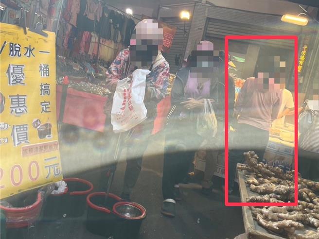 林姓女子（红圈处）和林姓男友锁定高雄小港区二苓市场的人潮，10月陆续犯下4起菜篮族钱包窃案，总计窃走1万4700元。警方调阅监视器锁定2人并布线埋伏，3日果然见林女又现身、偷走一名老妇人的皮夹，当场人赃俱获，同时逮捕在外开车接应的林姓男子。（高市小港分局提供／袁庭尧高雄传真）