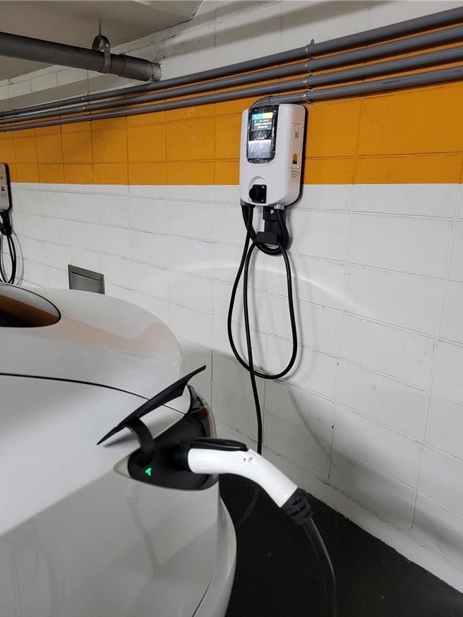 高雄市府補助公寓大廈智慧及淨零設備，今年首度將電動車充電裝置納入補助範圍。（圖框公司提供／任義宇高雄傳真）