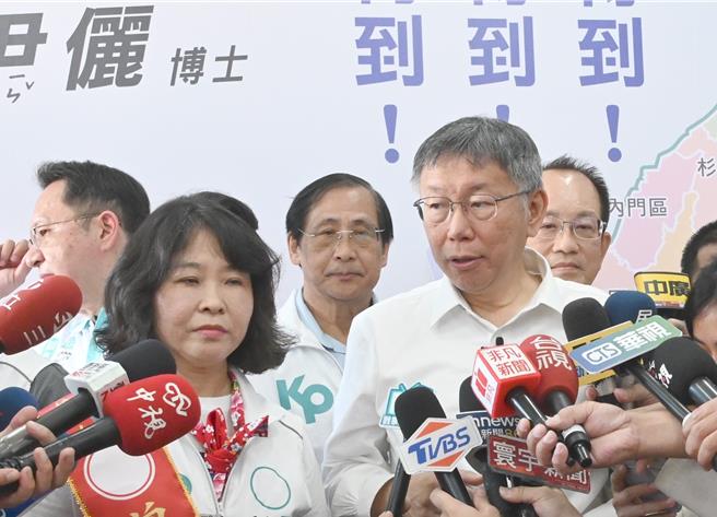 民眾党主席柯文哲（前右）6日到高雄美浓为党籍立委提名人曾尹俪（前左）站台，对于蓝白合，柯文哲未松口。（林瑞益摄）