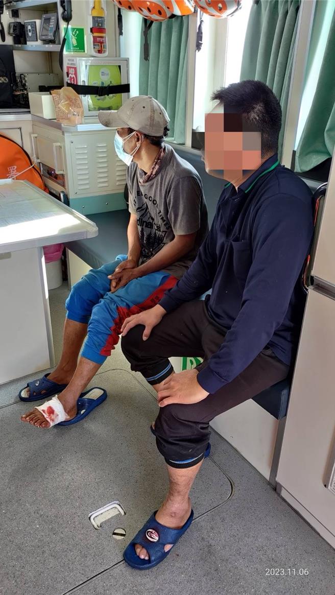 屏東漁船上作業外籍漁工(左)，6日不慎遭魟魚刺傷，海巡署海上馳援，將傷者順利接駁送醫。(海巡署提供／林和生屏東傳真)