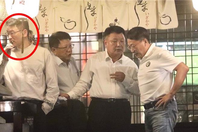 立委陈琬惠5日接获爆料指出，陆委会副主委梁文杰（左一）在新潮流高层饮酒趴，完全不顾旁人眼光，肆无忌惮地使用吸食加热菸。（陈琬惠提供）★中时新闻网关心您：吸菸有害健康！