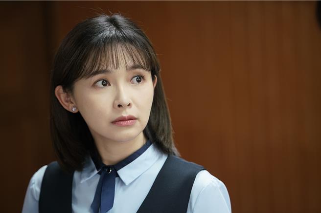 吳婉君在《開創者》飾演蔡淑臻助手。（中視提供）